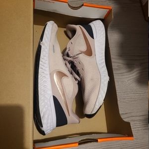 Nike Revolution 5